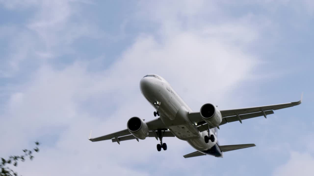 德国汉莎航空公司的飞机在大风中降落在伦敦希思罗机场LHR视频素材