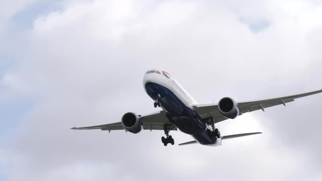 英国航空公司的飞机在大风中降落在伦敦希思罗机场LHR视频素材