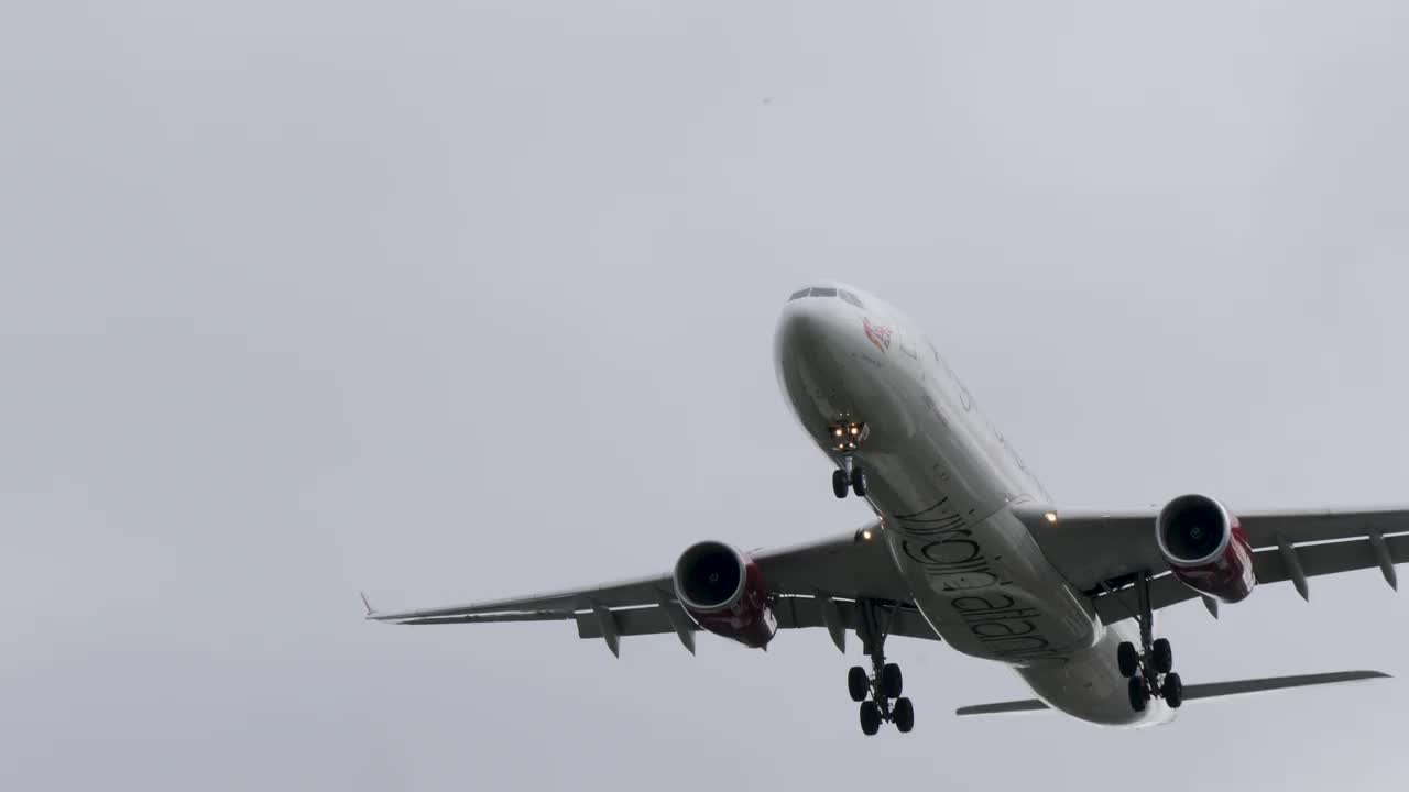 近距离跟踪拍摄的维珍大西洋飞机在大风中降落在伦敦希思罗机场LHR视频素材