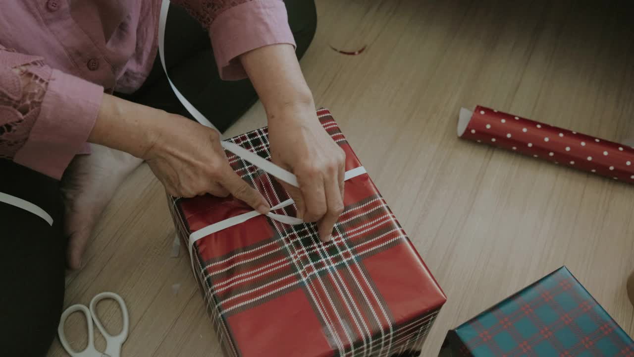 高级手艺人妇女制作圣诞礼物库存视频视频下载