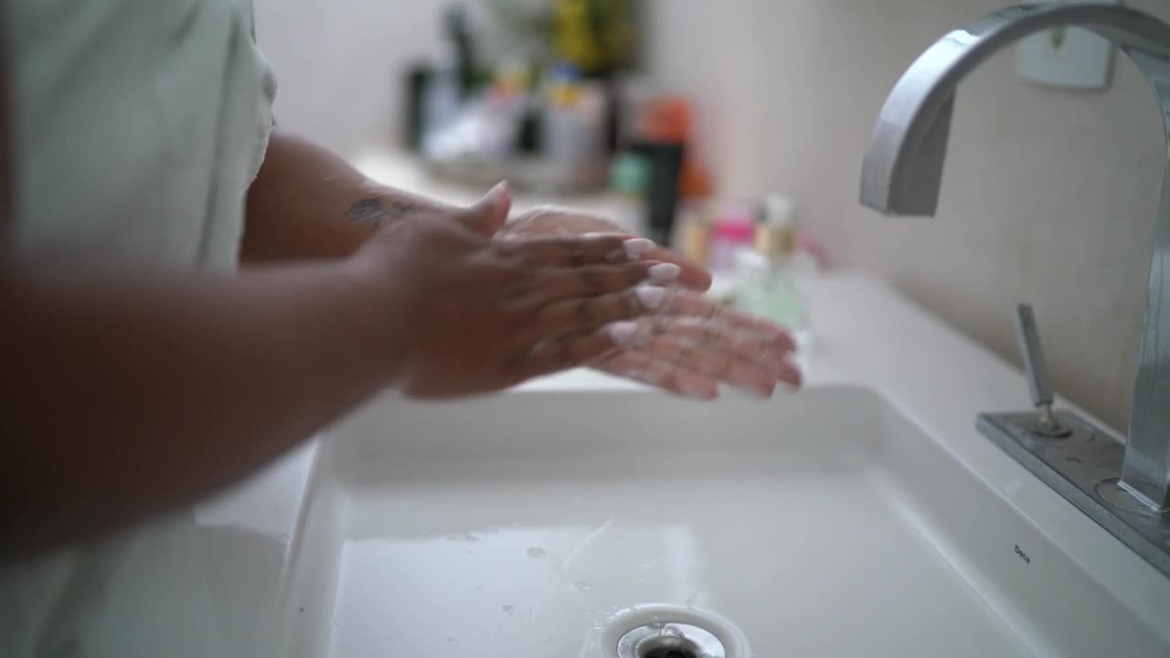 水从浴室的水龙头里流出来视频下载