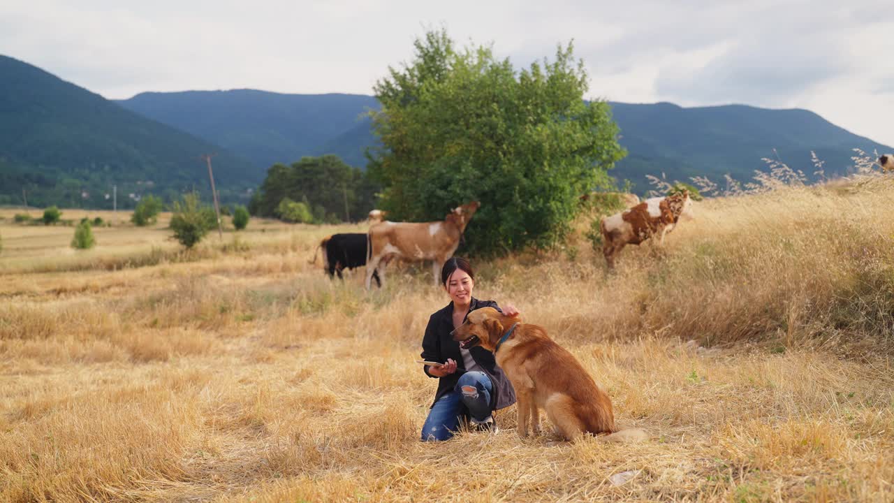 女农夫和狗在农场里玩耍视频下载