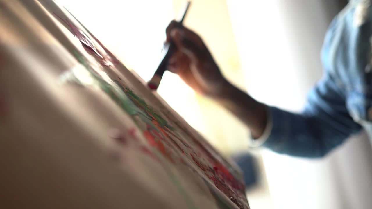 男艺术家在家画画视频素材