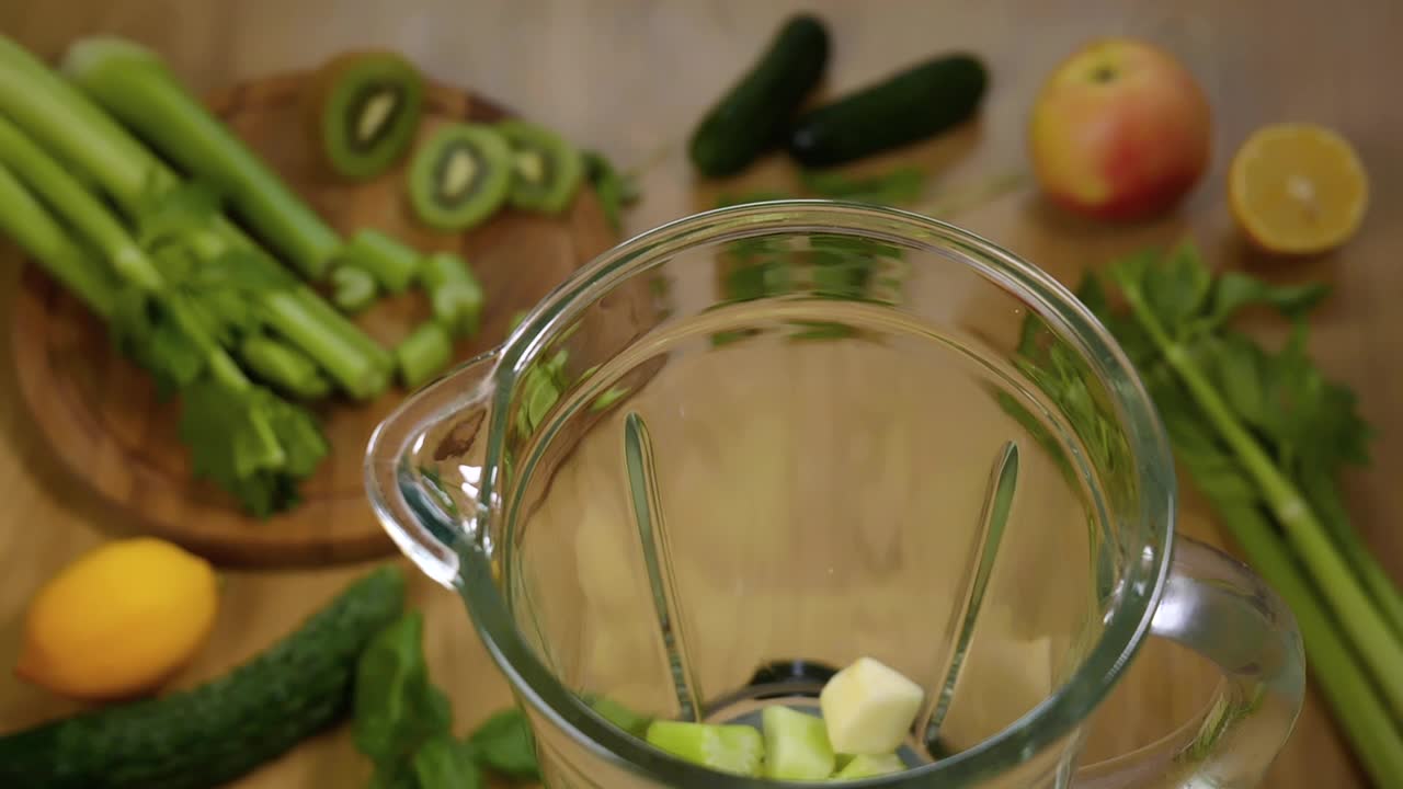 蔬菜掉进搅拌机视频素材
