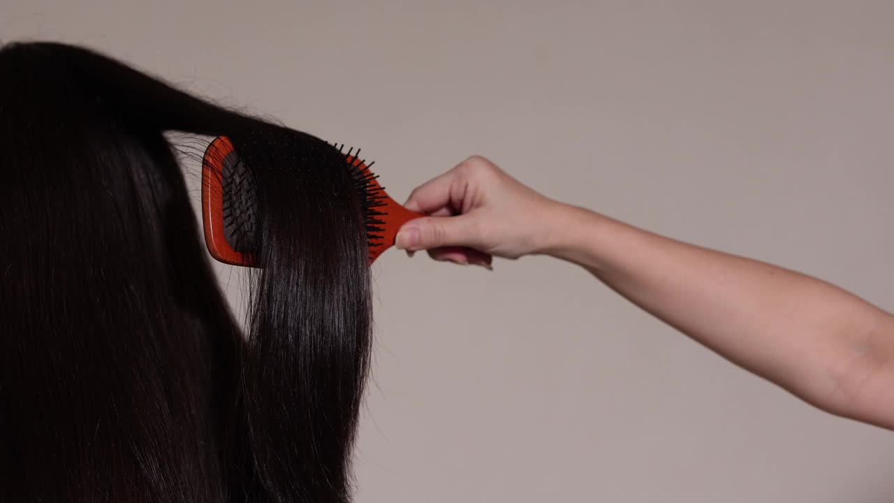 一个女人梳着一头长长的黑发。视频素材