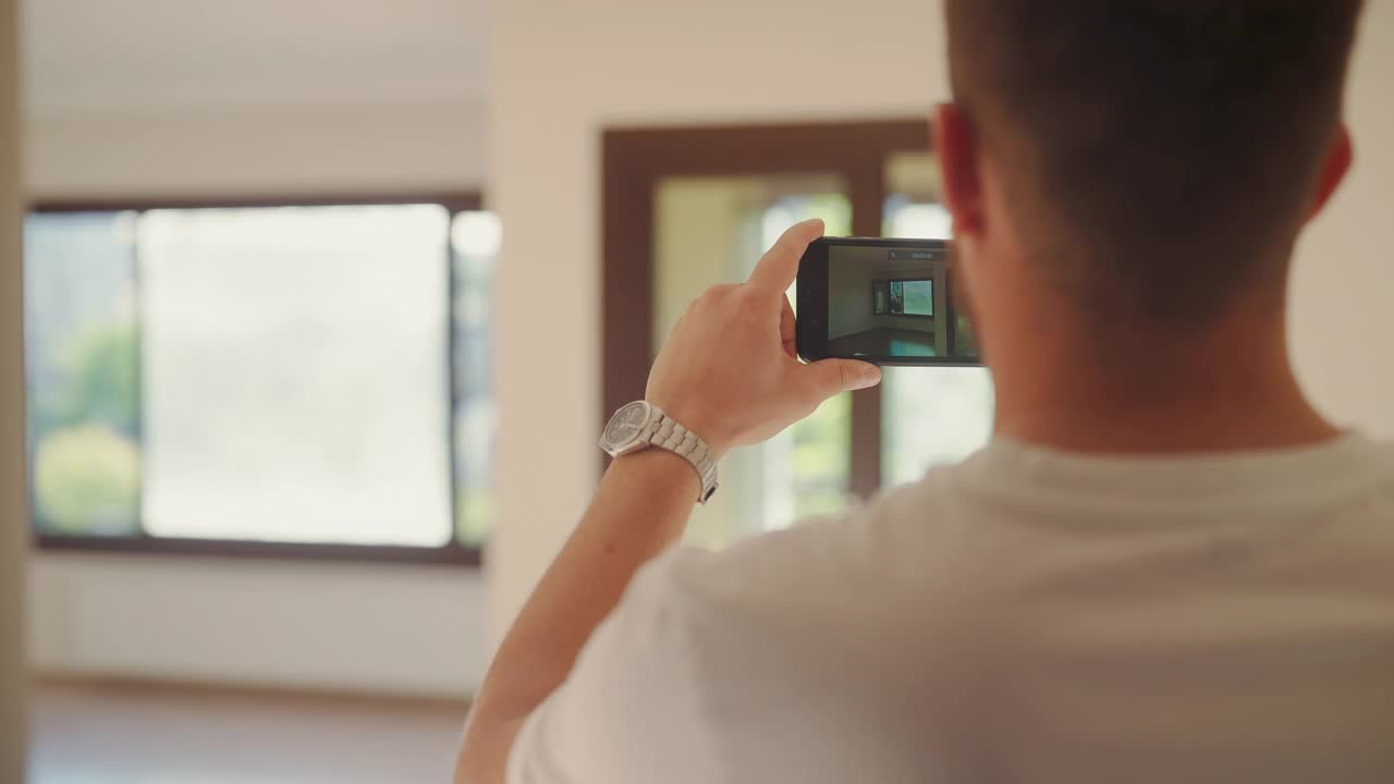 年轻人用智能手机拍摄新房视频下载