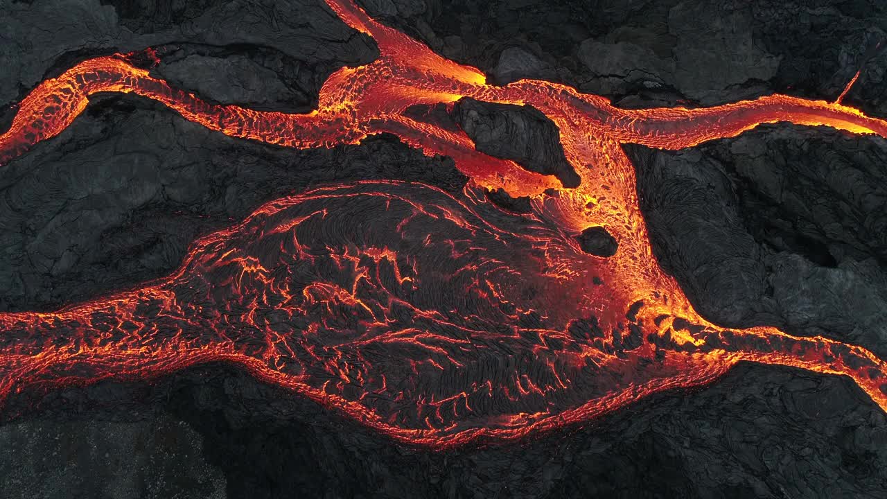 无人机俯看冰岛雷克雅内半岛Fagradalsfjall火山渗出的熔岩的特写镜头视频素材