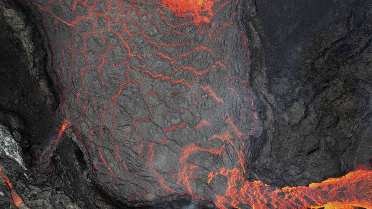 一架无人机在冰岛雷克雅内半岛法格拉达斯火山边缘拍摄到了破裂的火山熔岩视频素材