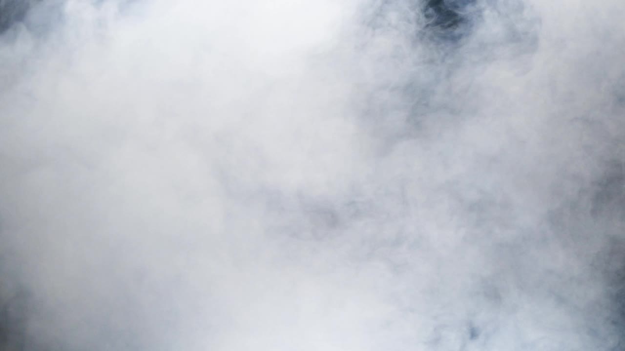 抽象白色的煙，霧，蒸汽云在黑色的背景視頻素材