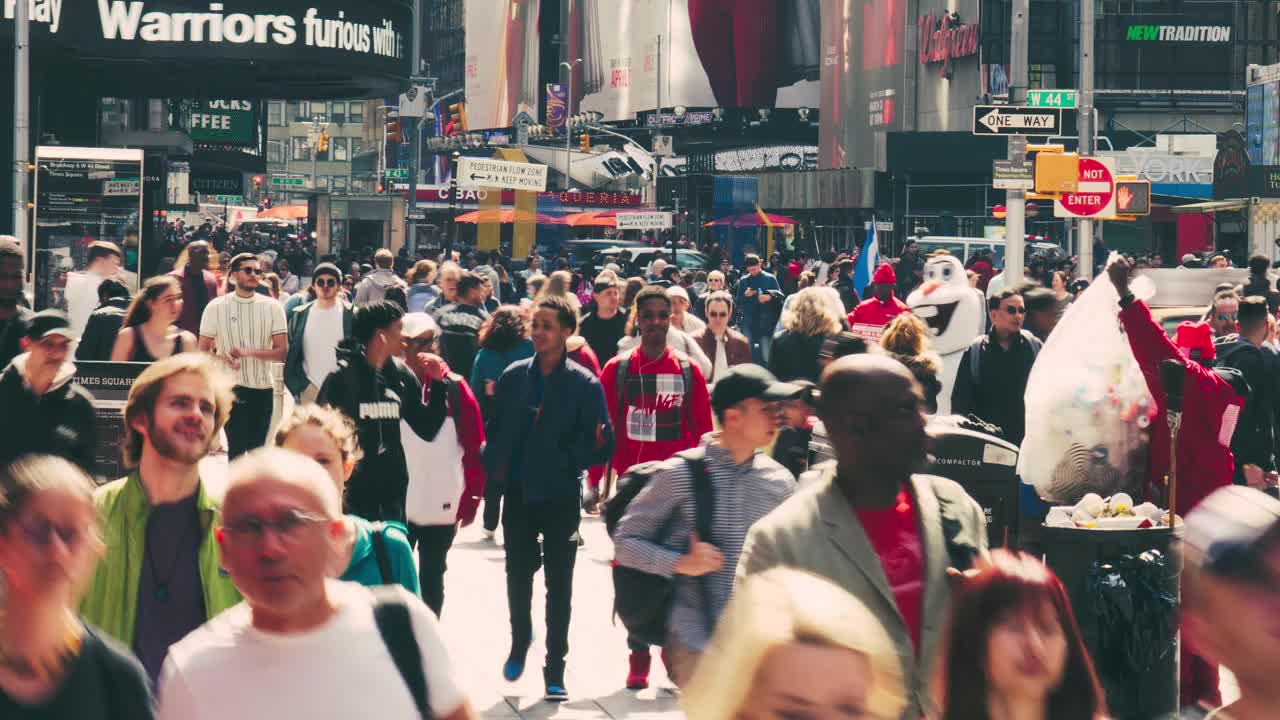 在美國紐約漫步的行人和游客視頻素材