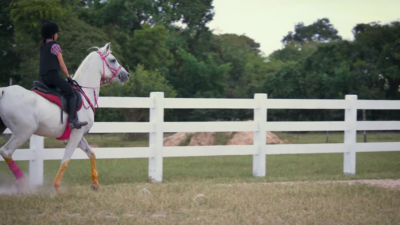 年轻的亚洲女孩喜欢在农场骑马，女孩在农场骑马训练视频下载