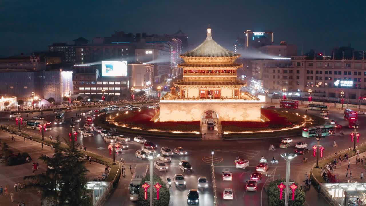 中国西安钟楼日落时的无人机景观视频下载