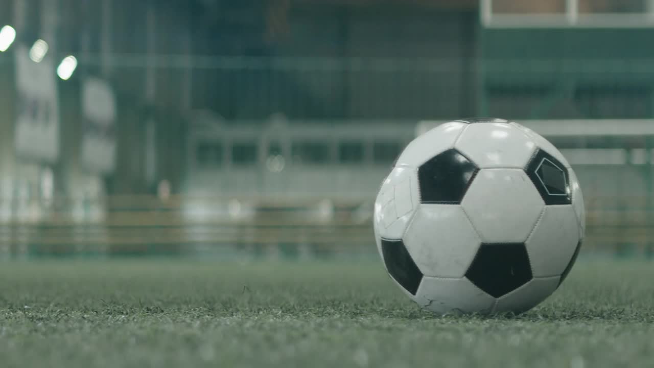 足球运动员踢球的特写镜头视频素材