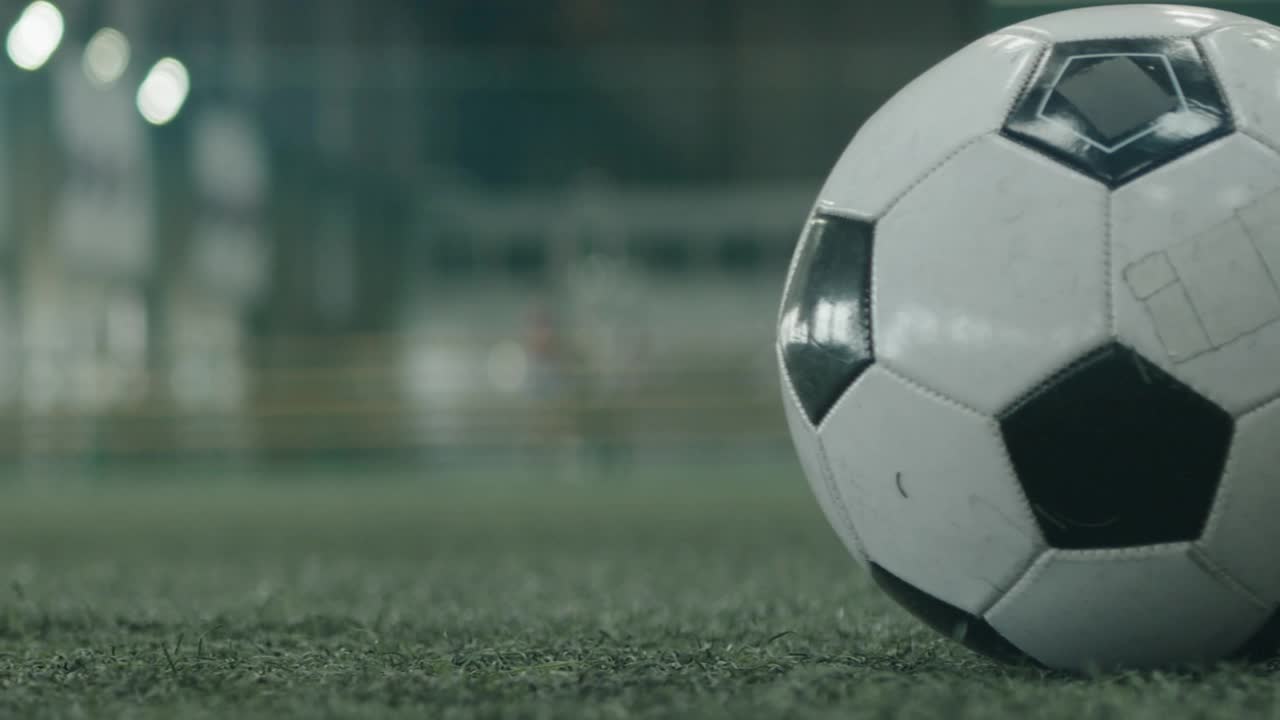 足球运动员的脚踢球视频下载