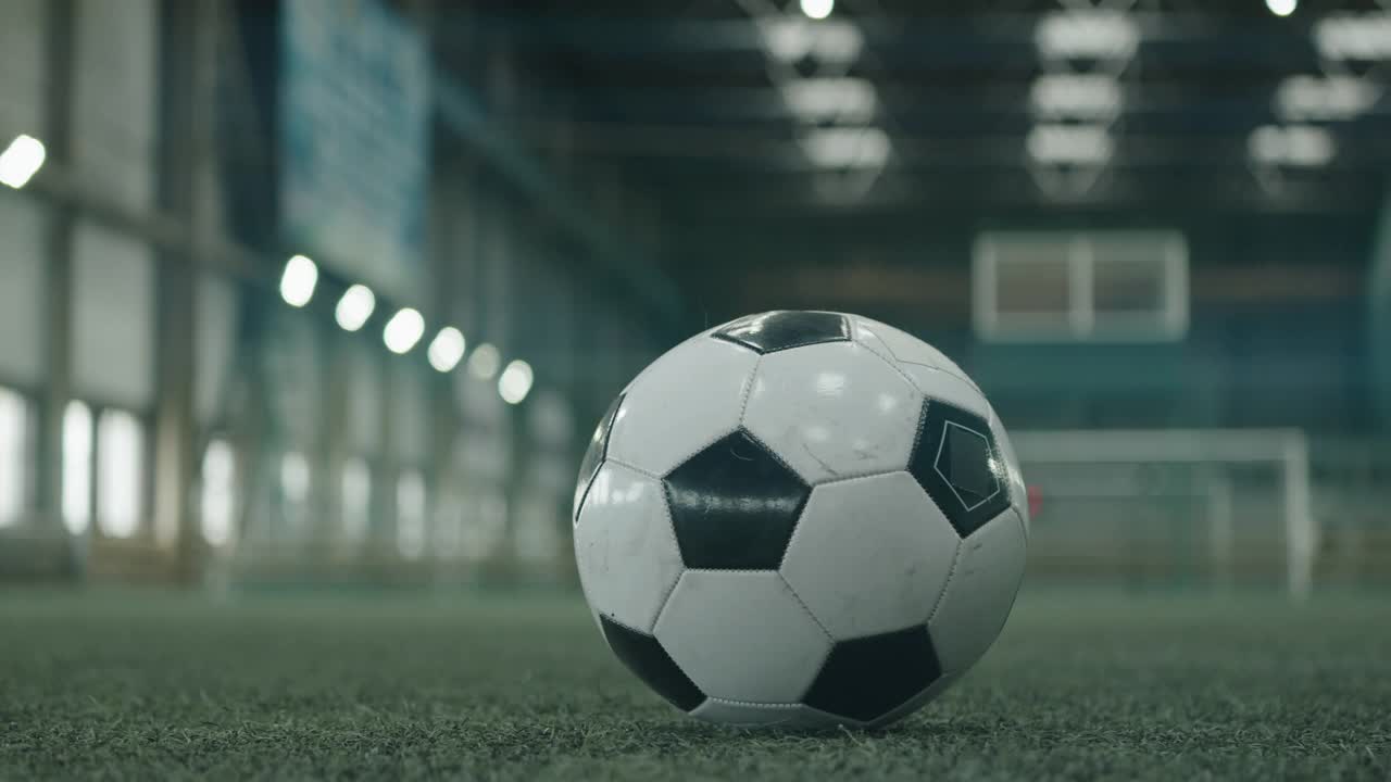 男子足球运动员室内用球训练的腿视频素材