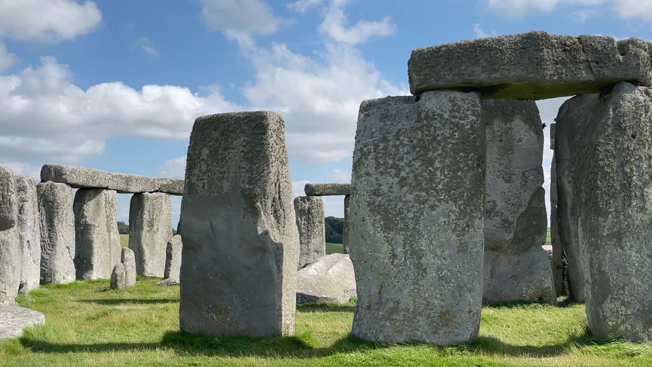 英国巨石阵大型站立石头的特写镜头。最著名的史前巨石圈纪念碑视频素材