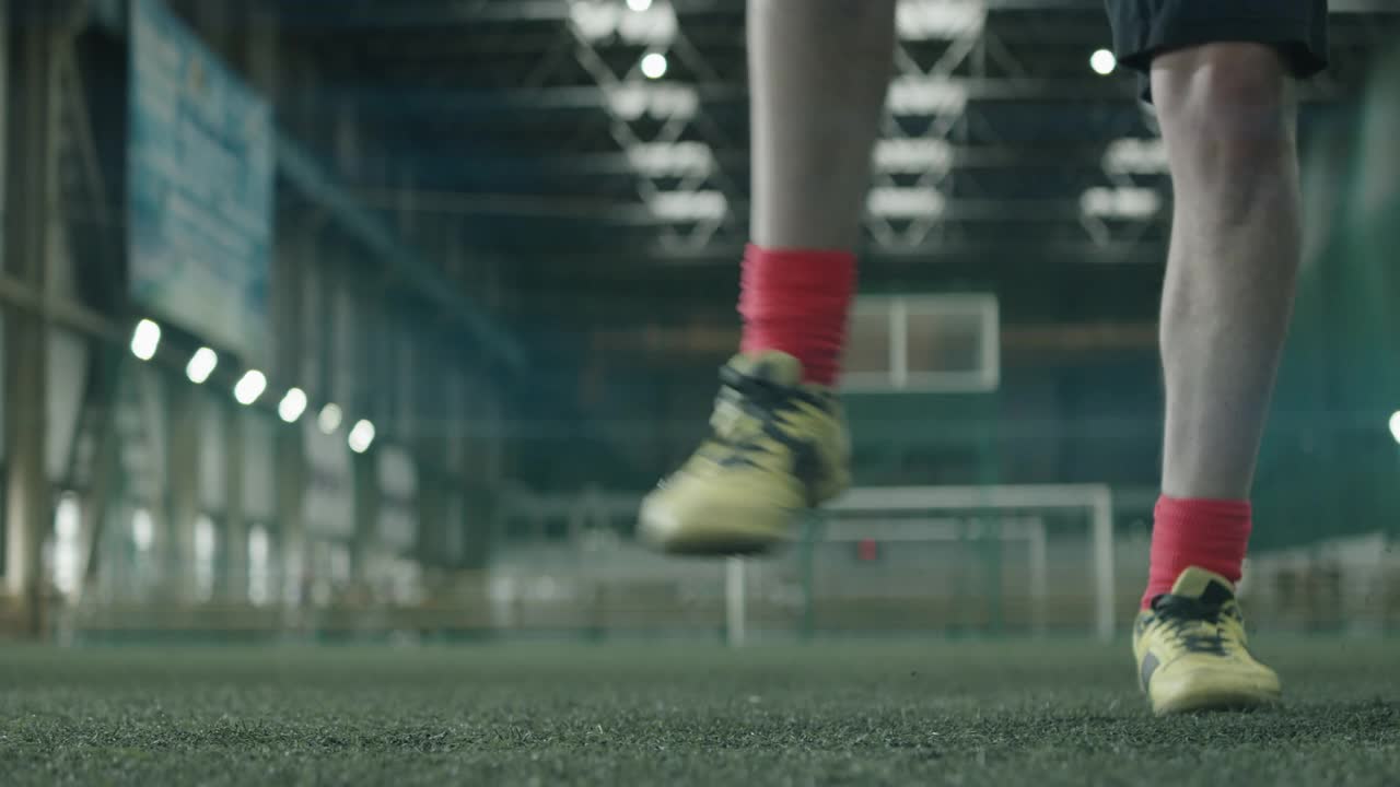 男运动员室内足球训练的腿视频素材