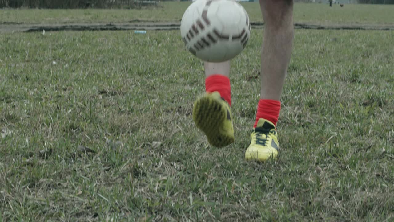 足球运动员杂耍球的脚视频素材