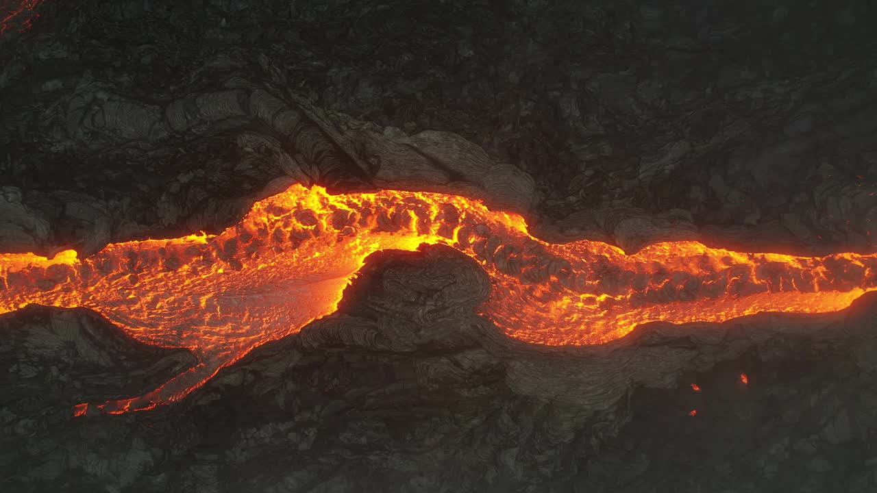 鸟瞰图俯瞰流动的熔岩河，fagradalsjall火山，冰岛，雷克雅内半岛视频素材