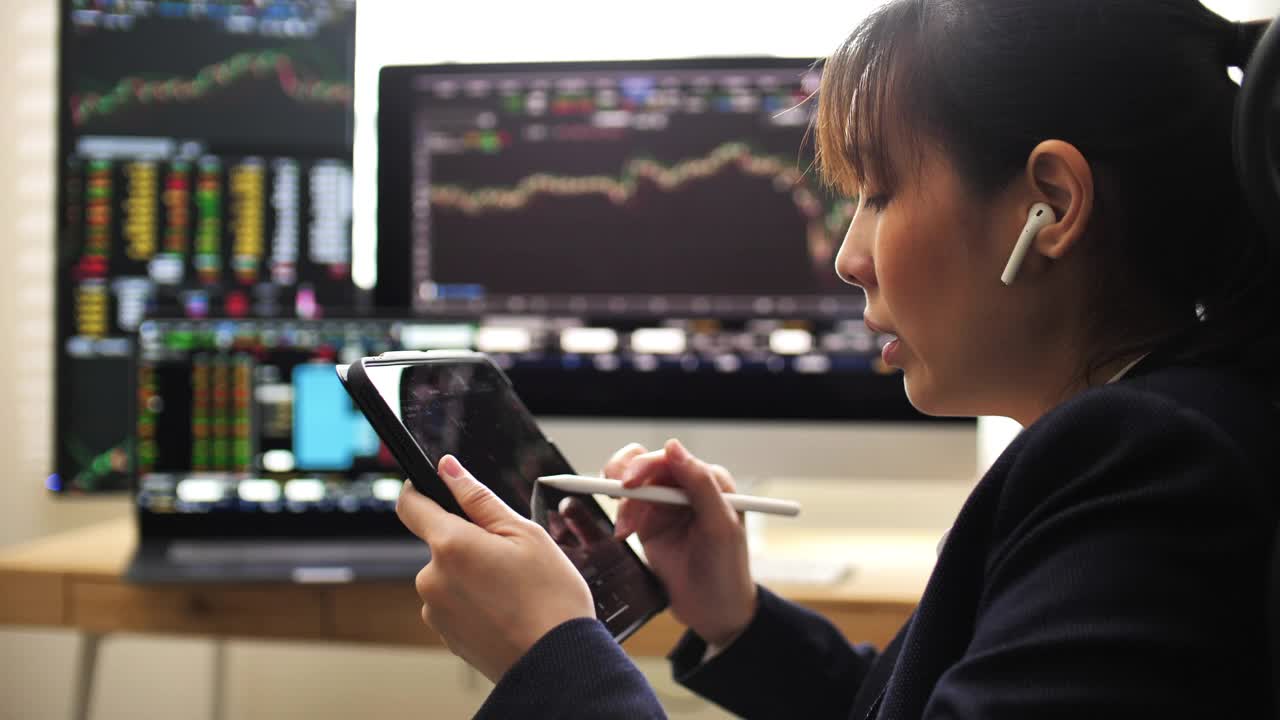 女商人在监控室分析股票市场数据视频下载