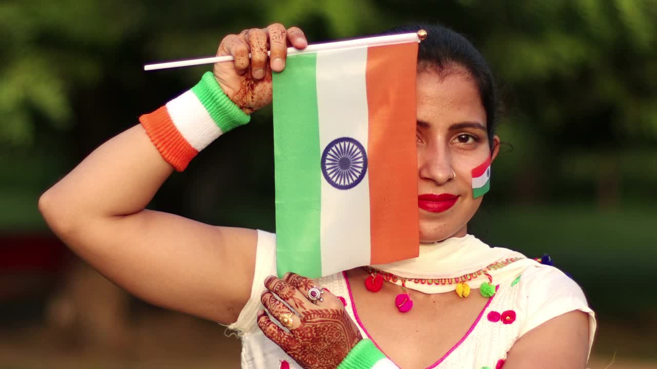 用印度三色旗遮半脸的女人视频下载