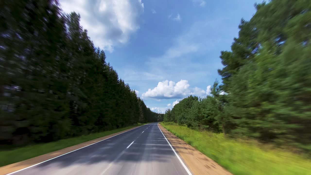 在穿过森林的乡间小路上开车视频下载