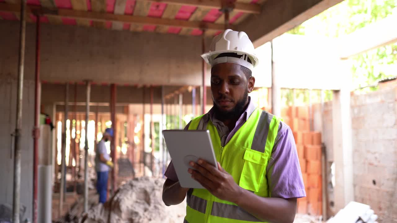 建筑工人在建筑工地分析信息视频素材