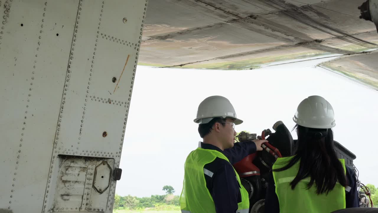 飞机维修。亚洲工程师统一检查视频素材