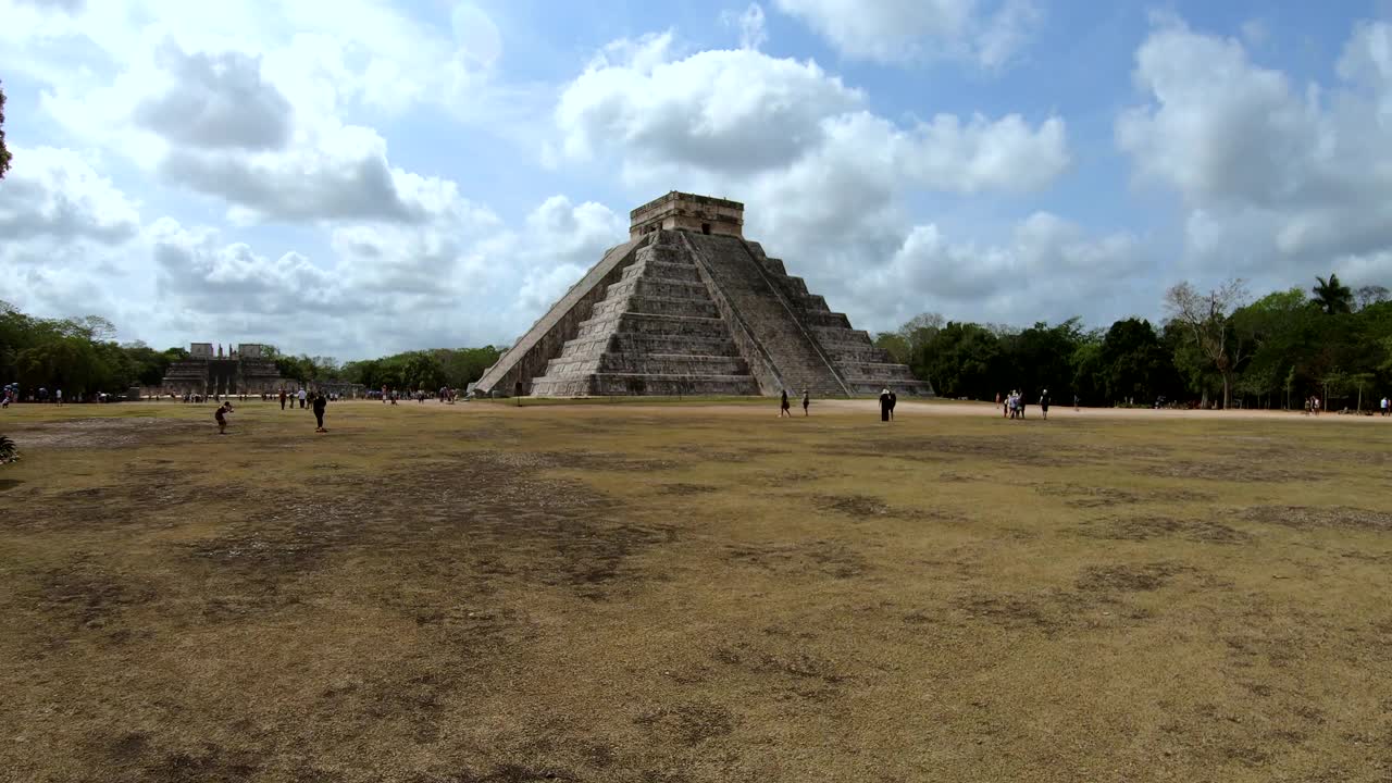 墨西哥尤卡坦半岛的奇琴金字塔，游客们正在观看台阶视频素材