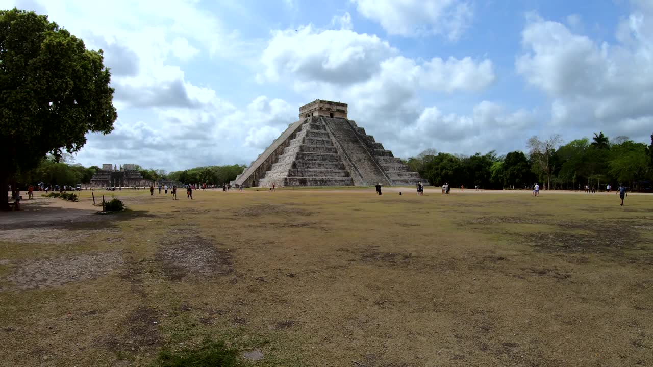 墨西哥尤卡坦半岛的奇琴金字塔，游客们正在观看台阶视频素材