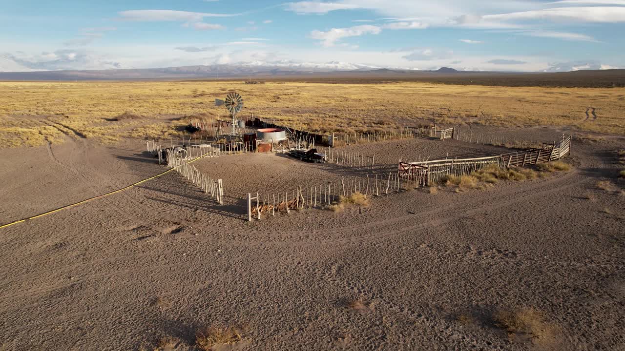 阿根廷巴塔哥尼亚的畜栏，背景是水磨和山脉。视频素材