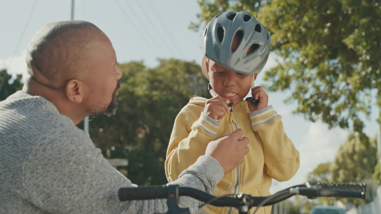 一个英俊成熟的男人教儿子在户外骑自行车的4k视频片段视频素材
