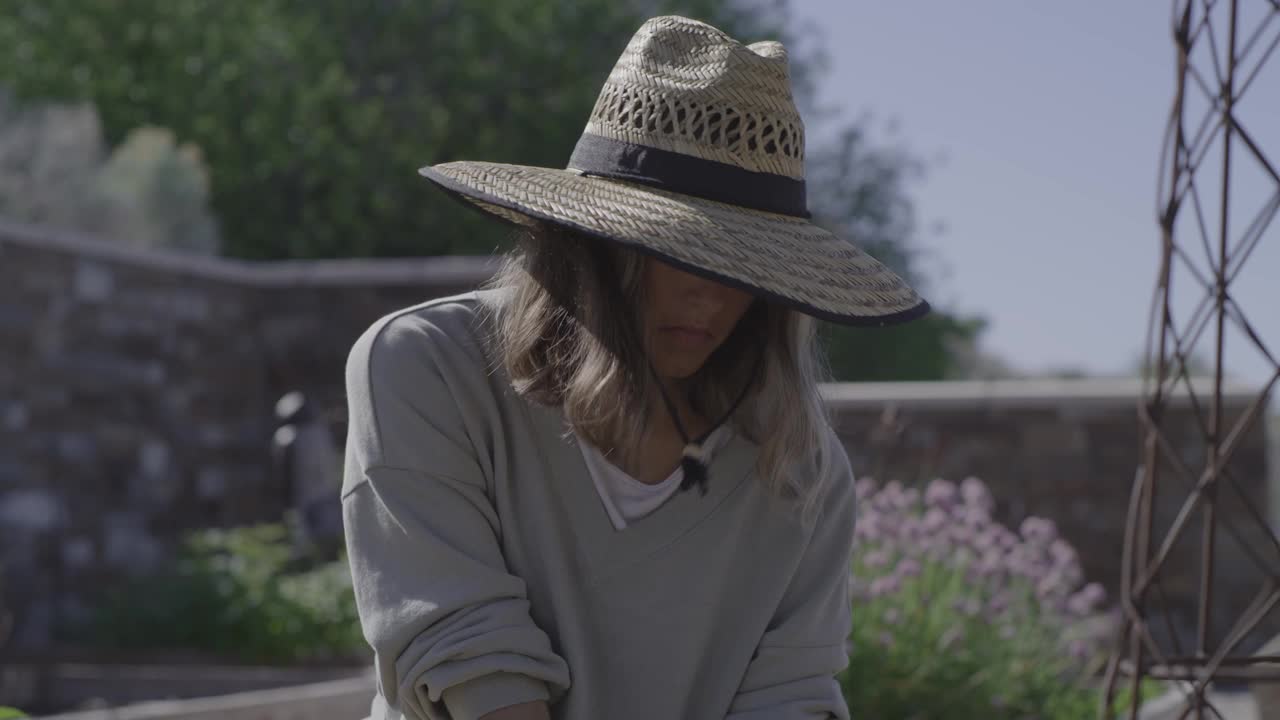 美国犹他州雪松山，妇女在花园里种苗的特写镜头视频素材