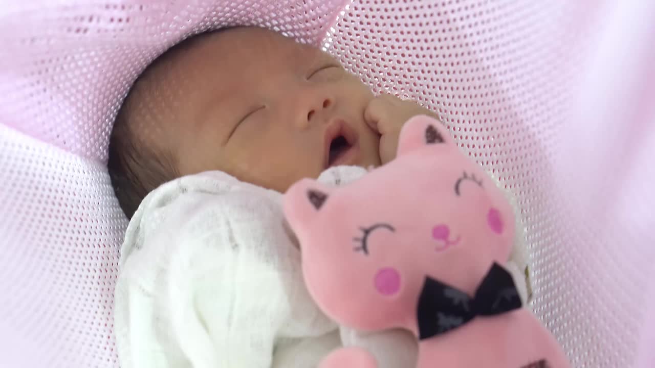新生儿脸的特写睡眠视频下载