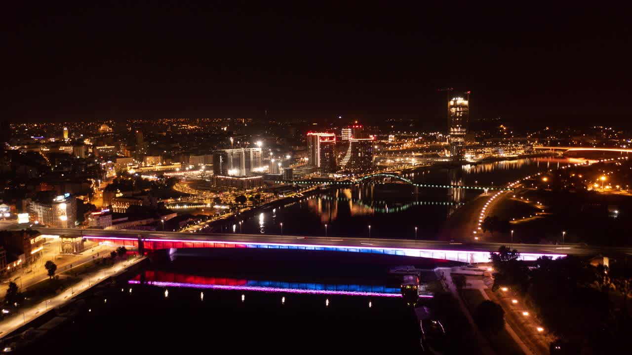 Hyper lapse-鸟瞰图的城市中心在晚上。视频素材