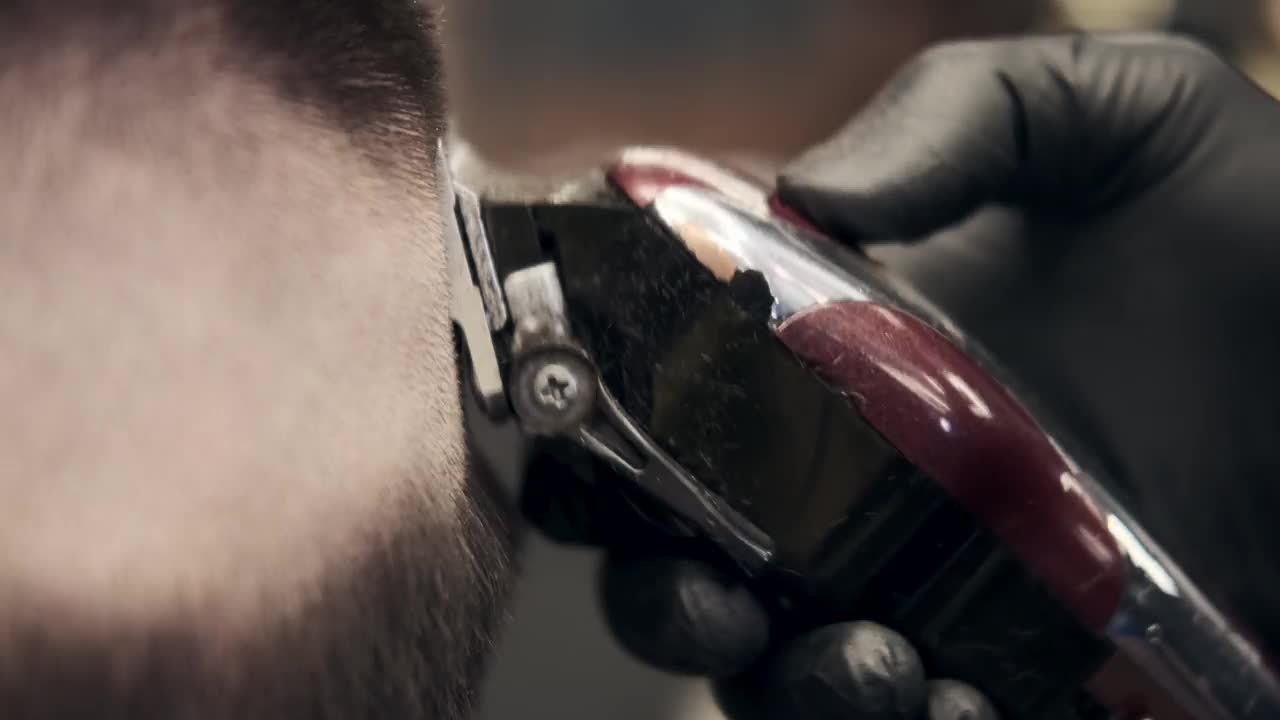 理发师用修剪器修剪头发视频素材