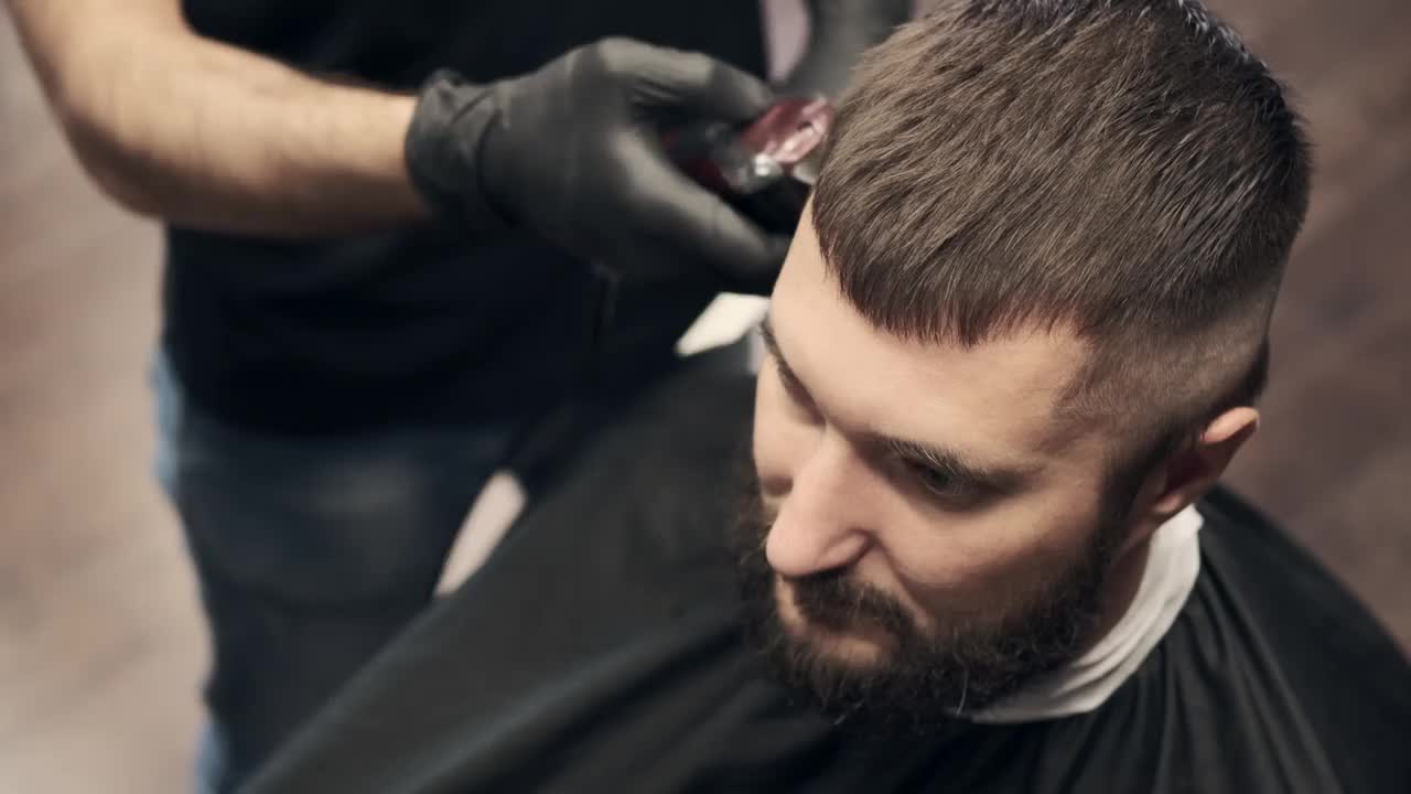 理发师用理发钳剪头发视频素材