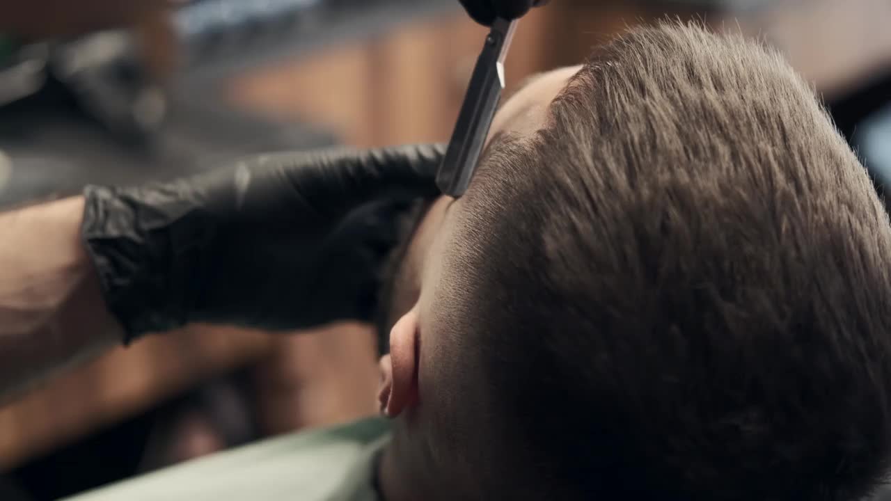 理发师使用直剃须刀修饰视频素材