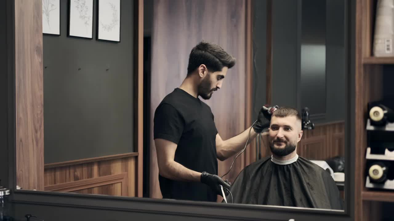 理发师正在用理发钳理发视频素材