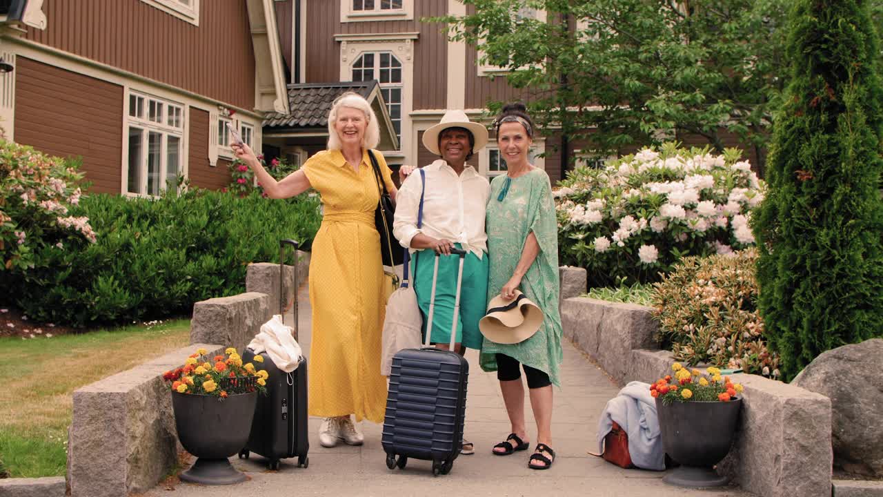 欢乐的多民族老年女性朋友带着行李度假视频素材