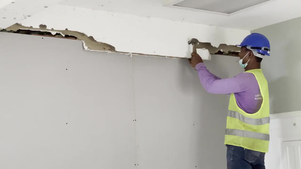 工人们正在拆除天花板。视频下载