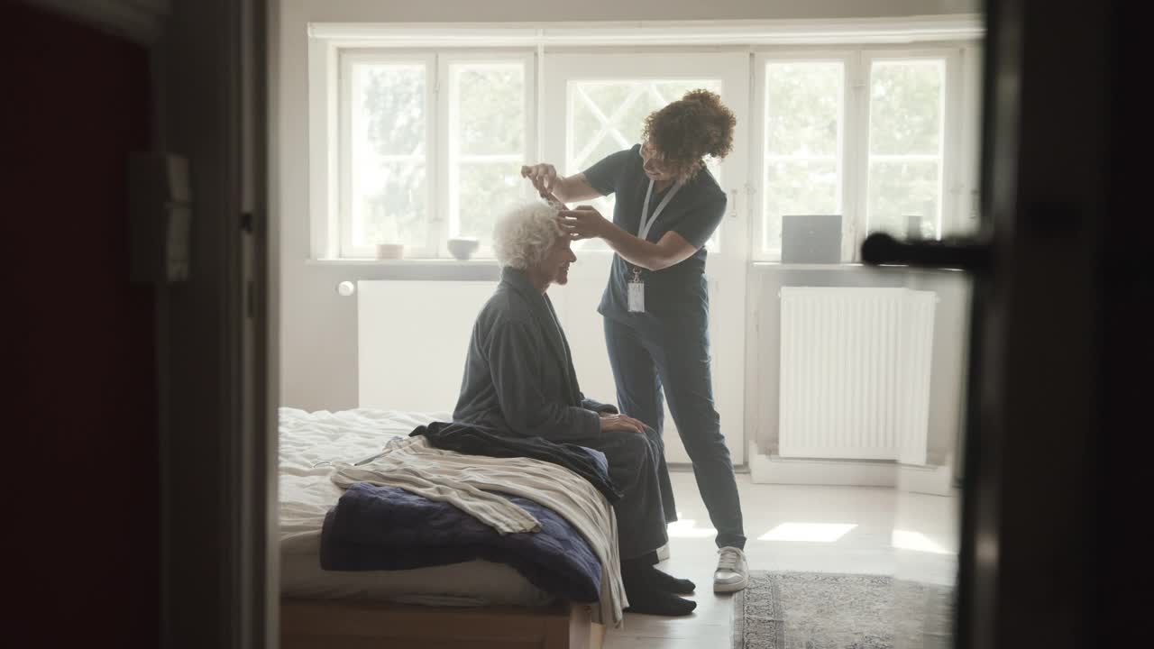 护士在家中为老年妇女梳头视频素材