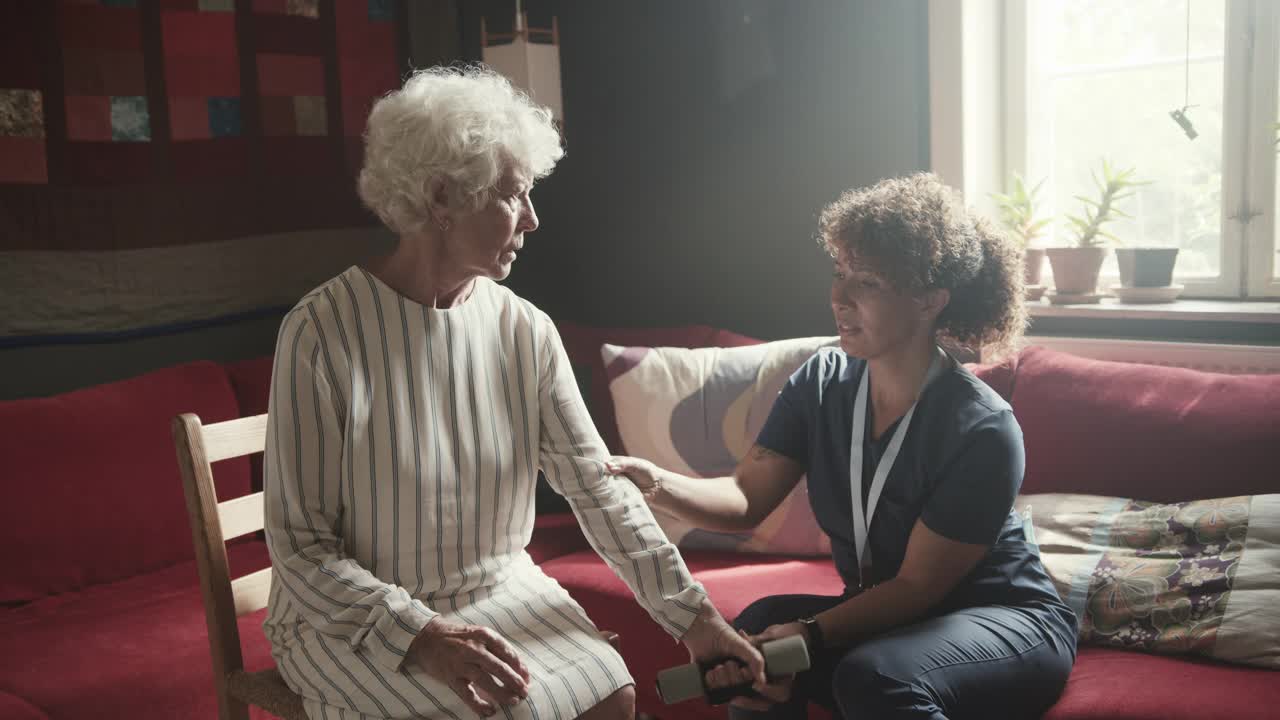 家庭护理人员协助老年妇女运动视频素材