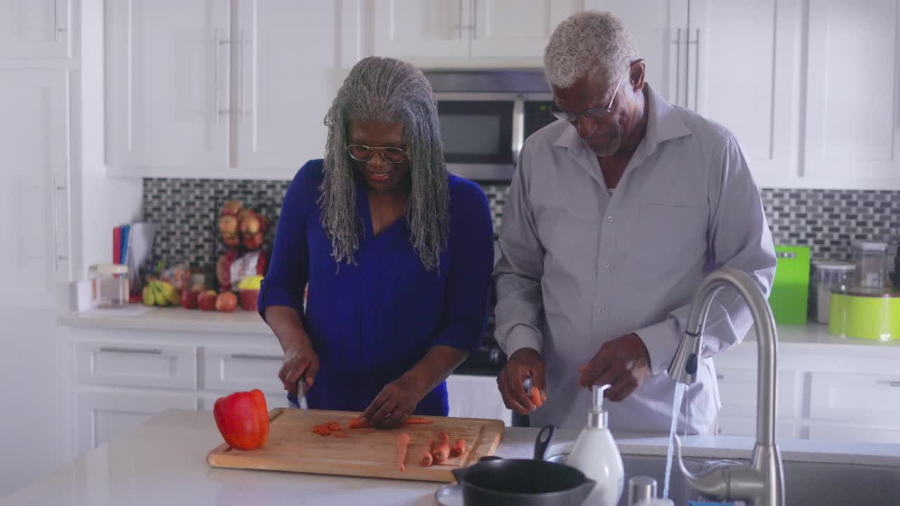 老黑人夫妇在厨房做饭视频素材