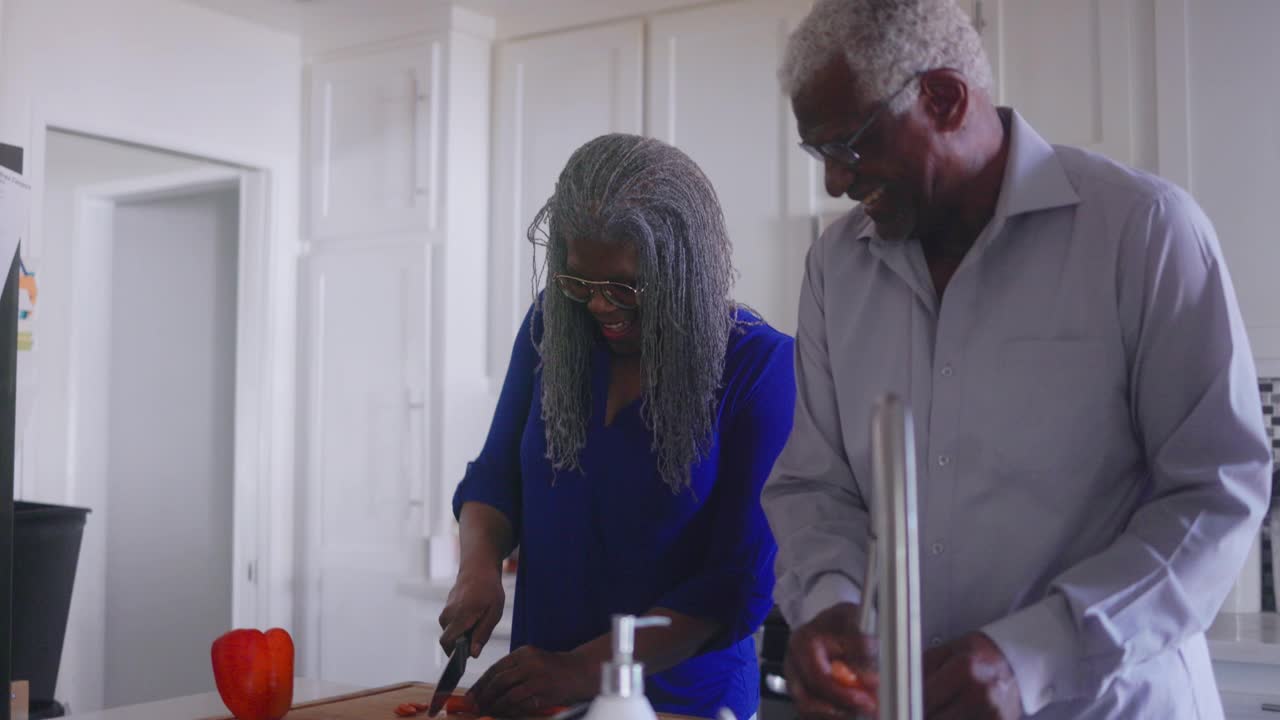 老黑人夫妇在厨房做饭视频素材