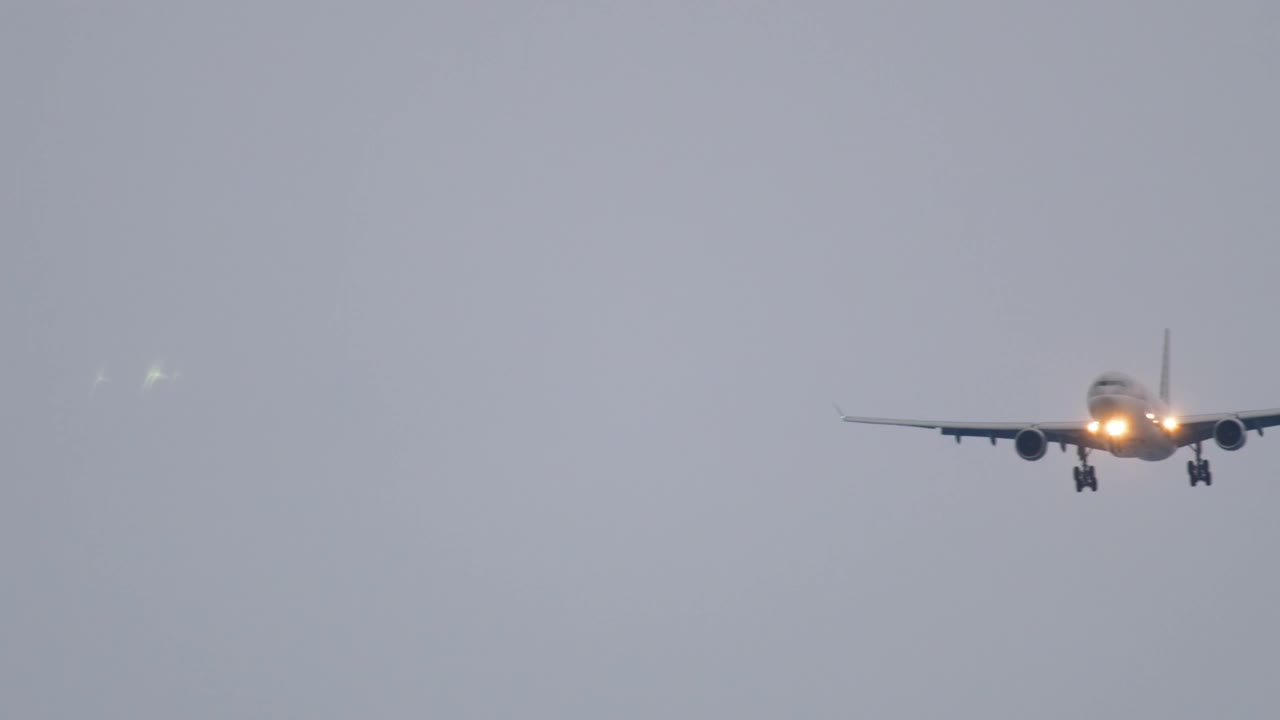 飞机在灰色的天空中飞行视频素材