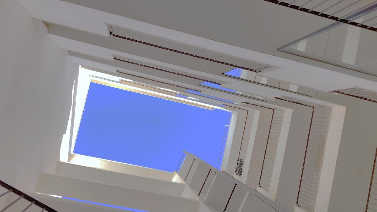 楼梯的低角度视图视频下载