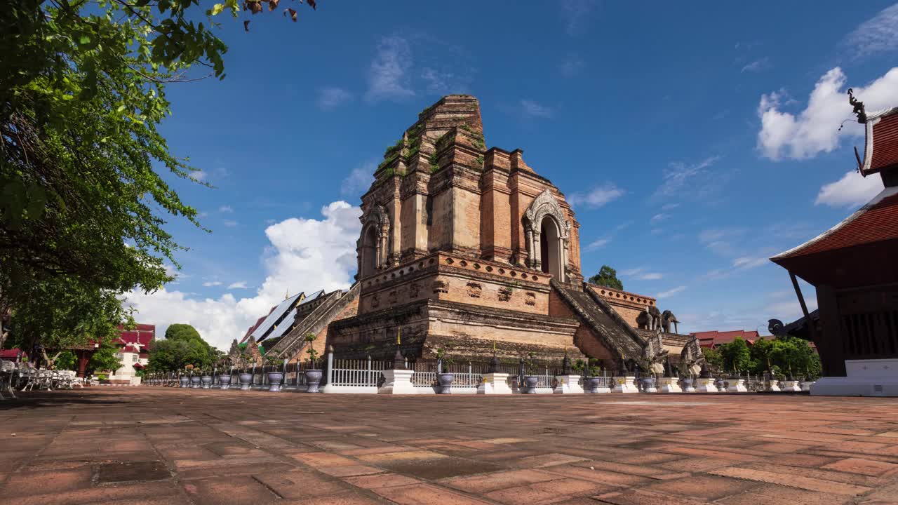 泰国清迈的Chedi Luang寺的古塔。时间流逝视频素材