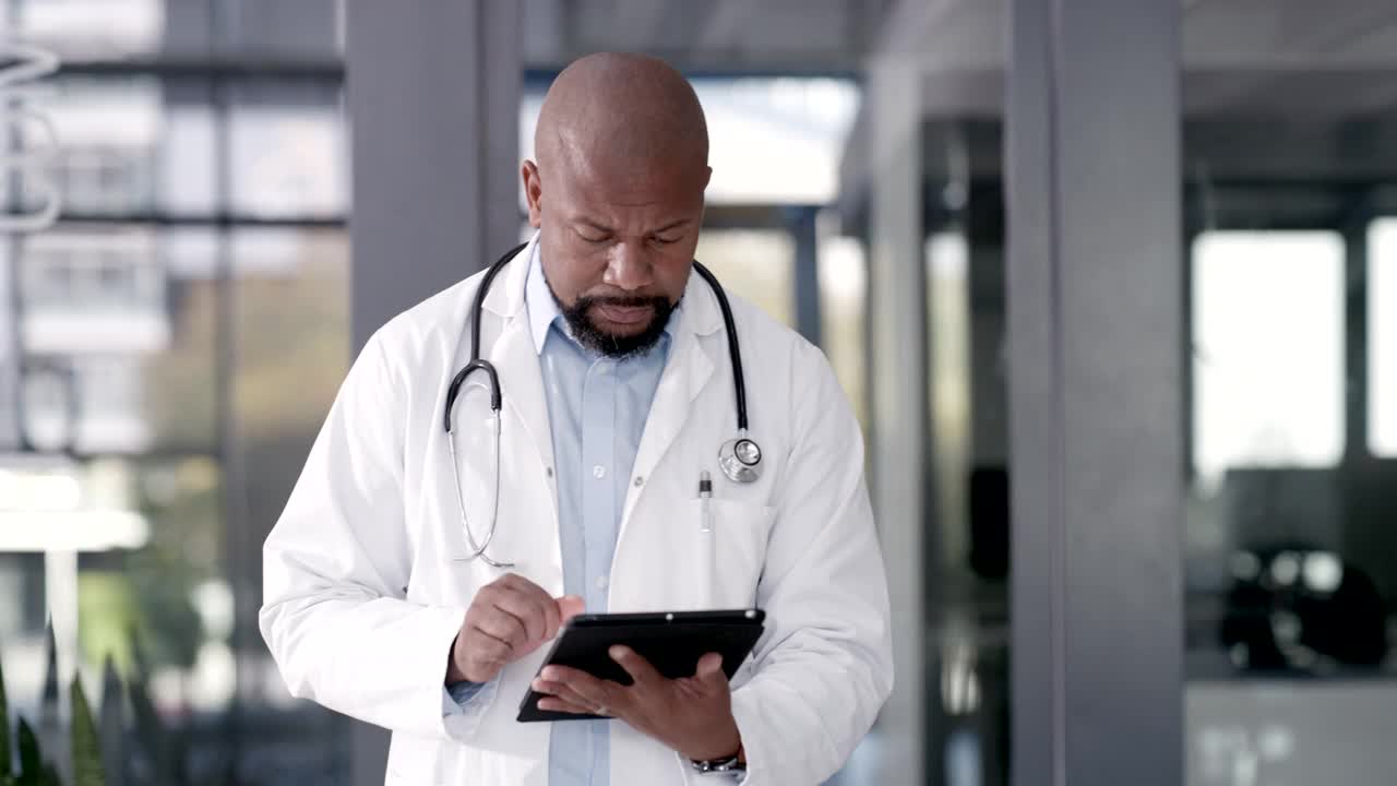 一段4k视频记录了一位严肃的医生在工作时用电子平板电脑检查医疗情况视频下载
