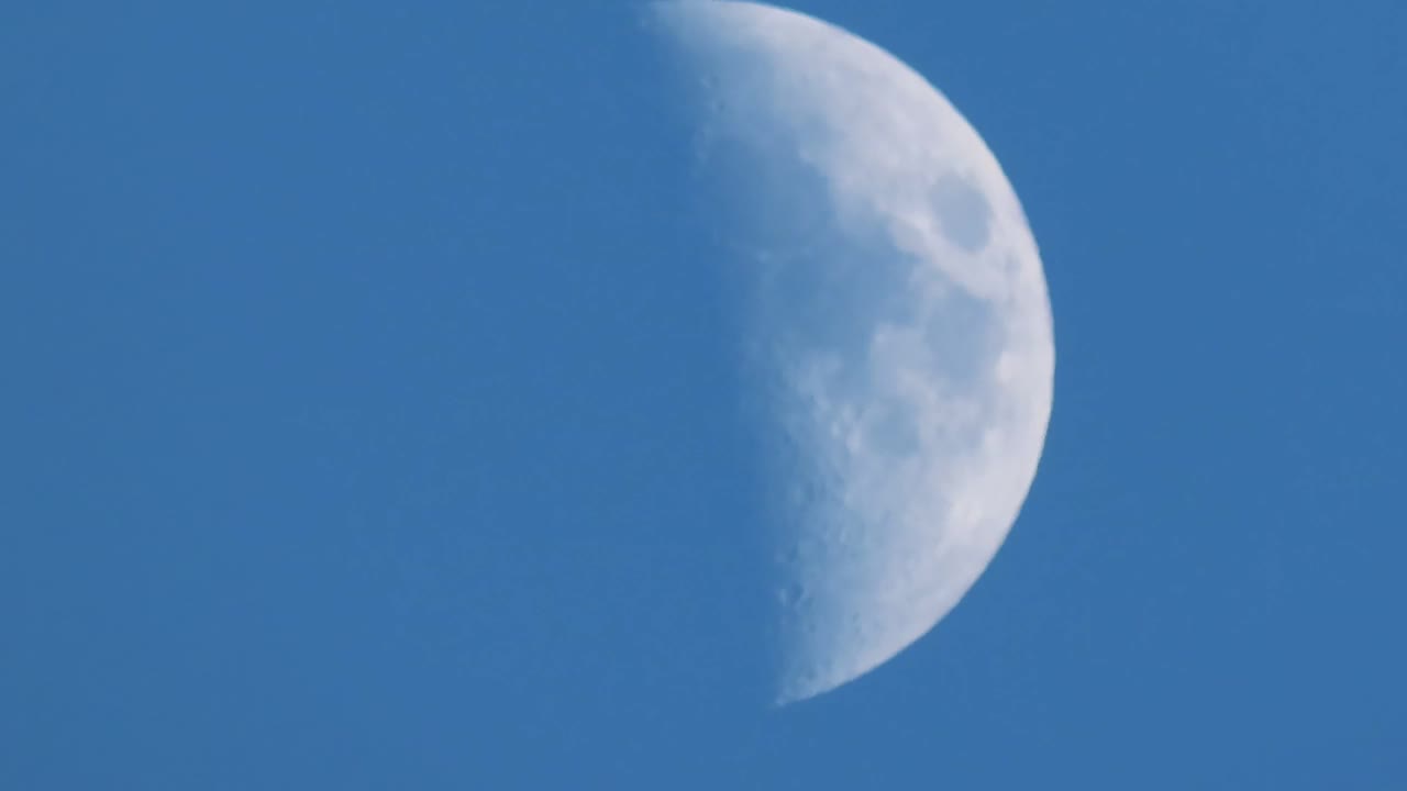蓝色天空的半月视频素材